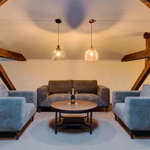 Upstairs Boutique Hotel apartamentowy